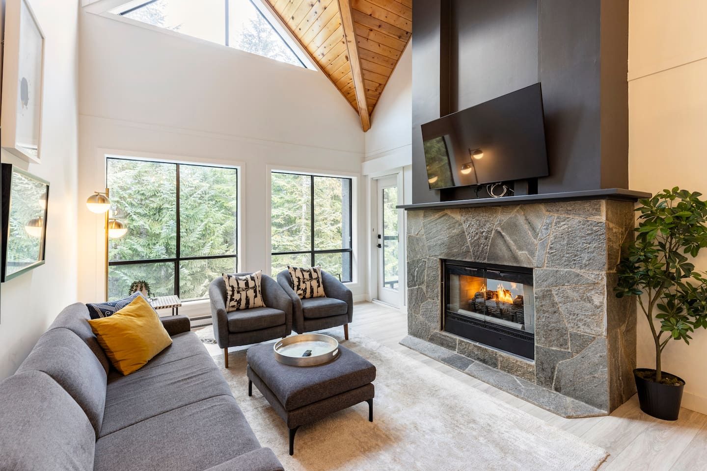 Big Loft! Hot Tub, 2 Living Areas